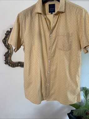 Casual Short-Sleeve Button-Down Shirt in Pale Yellow